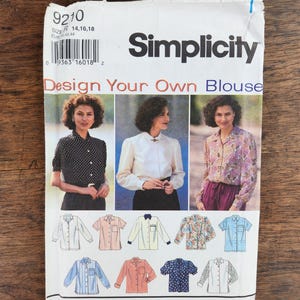 Op de afbeelding: Een vintage Simplicity naaipatroon voor een blouse, met verschillende blouse stijlen. De patroonhoes toont de tekst "Design Your Own Blouse" en het Simplicity logo. Maten 14, 16 en 18 zijn inbegrepen.