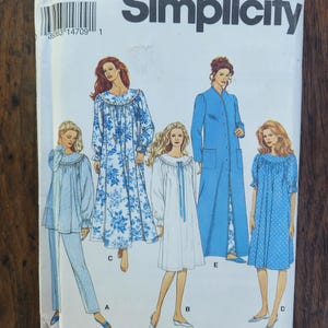 Puede incluir: Un patrón de costura Simplicity con ilustraciones de diseños de ropa de dormir. El patrón incluye una variedad de estilos, como un camisón de manga larga con estampado floral, un vestido blanco con lazo y una bata azul.