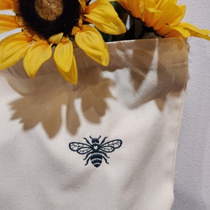 Biene bestickte Canvas Einkaufstasche, Naturliebhaber Geschenk, Canvas Tasche mit minimalistischer Biene Stickerei, Natur Geschenk für jeden Anlass