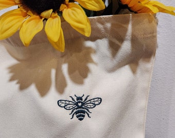 Bee Embroidered Canvas Tote Bag, Nature Lover Gift, Canvas Bag with Minimalist Bee Embroidery, Nature Gift for Any Occasion