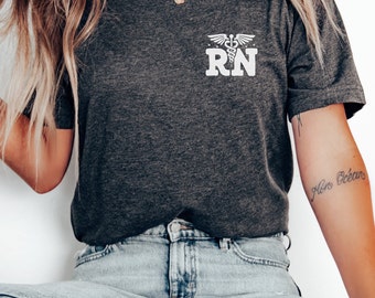 Bolso de camisas de enfermeira registrada, camisa de enfermagem, camisas de RN, camiseta de coração RN, camiseta de escola de enfermagem, camisa de semana de enfermeira, camisa de estudante de enfermeira