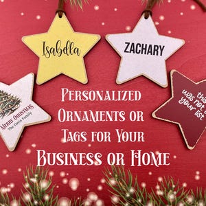 Puede incluir: Cuatro adornos de madera en forma de estrella con texto personalizado. Los adornos son rojos, blancos, amarillos y marrones. El texto en los adornos dice "Feliz Navidad", "Isabella", "Zachary" y "Esto no estaba en tu lista".