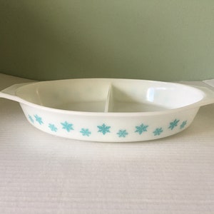 Vintage Pyrex White w/ Blue Snowflakes Divided Casserole Dish 1 1/2 Quart NICE!