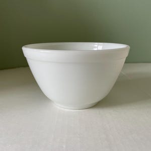Vintage Pyrex #401 Opal White Mixing Bowl 1.5 Pt Milk Glass Nesting USA