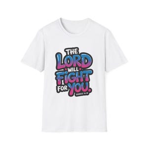 主はあなたのために戦ってくださるTシャツ｜キリスト教信仰の聖句Tシャツ｜インスピレーションを与えるグラフィックTシャツ｜信仰アパレル｜モダンクリスチャンファッション