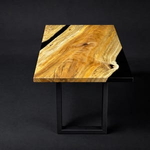 Mesa de centro personalizada de arce duro con resina epoxi – Borde natural moderno