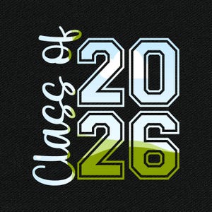 以下が含まれることがあります： 黒い背景に、筆記体の「Class of」と太字のブロックフォントで「2026」の数字が描かれています。数字は白で縁取られ、水色と緑のグラデーションで塗りつぶされています。