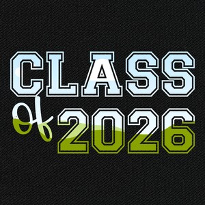 以下が含まれることがあります： 黒い背景に「CLASS of 2026」の文字。 「CLASS」の文字は太字で、白と水色で縁取られています。 「of」は筆記体で、「2026」は太字で、緑色で縁取られています。