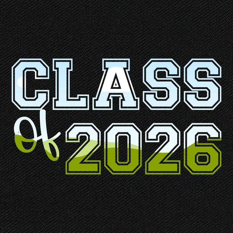 以下が含まれることがあります： 黒い背景に「CLASS of 2026」の文字。 「CLASS」の文字は太字で、白と水色で縁取られています。 「of」は筆記体で、「2026」は太字で、緑色で縁取られています。