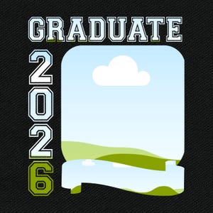 以下が含まれることがあります： 黒い背景に、白で「GRADUATE」の文字がライトグリーンで縁取られています。「2026」の数字が左側に縦に積み重ねられており、こちらも白でライトグリーンの縁取りです。雲と緑の丘がある水色の長方形が中央にあります。