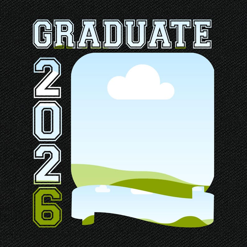 以下が含まれることがあります： 黒い背景に、白で「GRADUATE」の文字がライトグリーンで縁取られています。「2026」の数字が左側に縦に積み重ねられており、こちらも白でライトグリーンの縁取りです。雲と緑の丘がある水色の長方形が中央にあります。