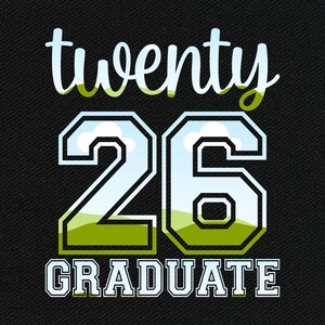 以下が含まれることがあります： 黒い背景に、白、水色、緑で「twenty 26 GRADUATE」の文字。数字の26は、空と草のデザインが内側にあります。「twenty」の文字は筆記体です。