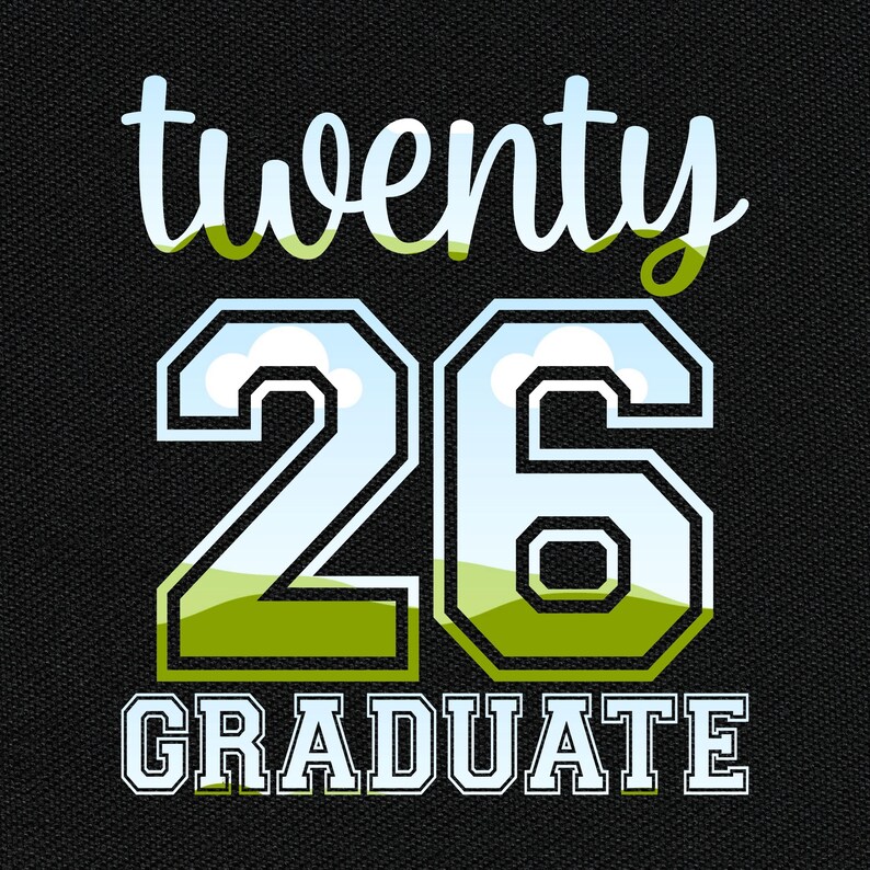 以下が含まれることがあります： 黒い背景に、白、水色、緑で「twenty 26 GRADUATE」の文字。数字の26は、空と草のデザインが内側にあります。「twenty」の文字は筆記体です。