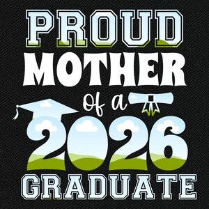 以下が含まれることがあります： 黒い背景に「PROUD MOTHER of a 2026 GRADUATE」と書かれた白い文字。 「2026」の数字には風景デザインが施されています。卒業キャップと卒業証書も含まれています。