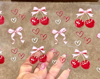 Envoltura UV Coquette con corazones y lazos de cereza