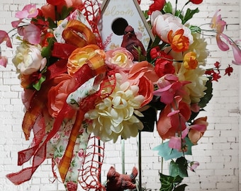 Composizione di candelieri con uccellini rossi e casette per uccelli da 18 pollici