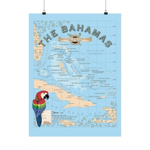 Könnte beinhalten: Ein hellblaues Kartenposter der Bahamas, des Lucayan-Archipels und der Westindischen Inseln. Die Karte zeigt beige Landmassen, ein Raster und eine bunte Papageienillustration links. Text umfasst The Bahamas, Symbol & Font Key.
