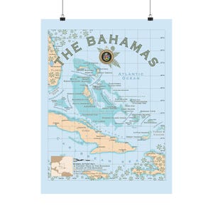Könnte beinhalten: Ein vertikales Wandposter mit einer Karte der Bahamas auf hellblauem Hintergrund. Die Karte zeigt Inseln in Beige, Meerestiefen in Blau und ein Gitternetz. Es enthält den Text THE BAHAMAS, ein kreisförmiges Emblem und eine Legende.
