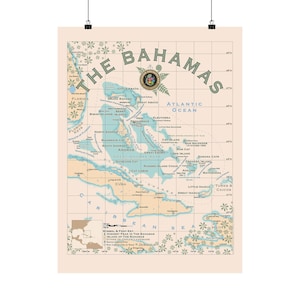 Könnte beinhalten: Ein Wandposter mit einer Karte der Bahamas auf hellpfirsichfarbenem Hintergrund, blauem Wasser und beigen Landmassen. Der Titel THE BAHAMAS ist oben in Grün gedruckt. Die Karte enthält ein Raster, eine Legende und florale Akzente.