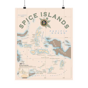 Puede incluir: Un póster de mapa de estilo vintage de las Islas de las Especias, con un fondo beige e información geográfica detallada. El título "SPICE ISLANDS" se muestra en una fuente estilizada. El mapa incluye el Océano Pacífico y las islas circundantes.