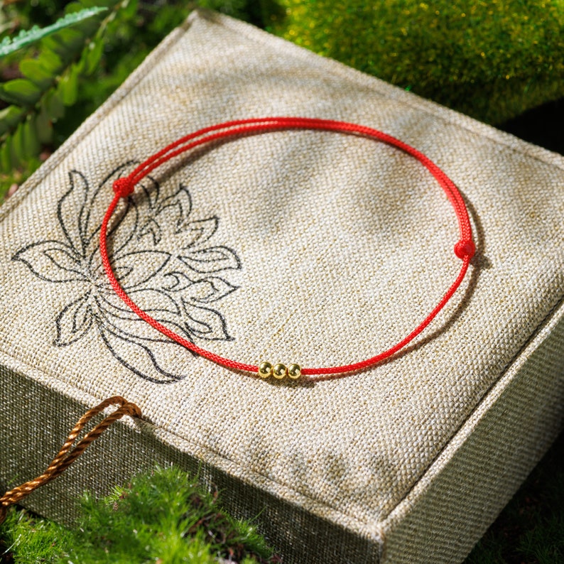 Perline d'oro 14k Elegante cordino rosso per protezione Bracciale regolabile per buona fortuna Amuleto tibetano corda portafortuna nodo artigianale regalo unisex immagine 4