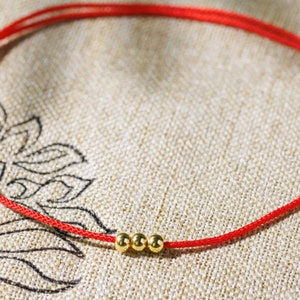 Perline d'oro 14k Elegante cordino rosso per protezione Bracciale regolabile per buona fortuna Amuleto tibetano corda portafortuna nodo artigianale regalo unisex immagine 2