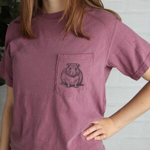 Maglietta tascabile a forma di criceto, regalo carino per gli amanti dei criceti, maglietta grafica a forma di criceto per i proprietari di roditori, abbigliamento con grafica unica a forma di criceto, maglietta a forma di criceto