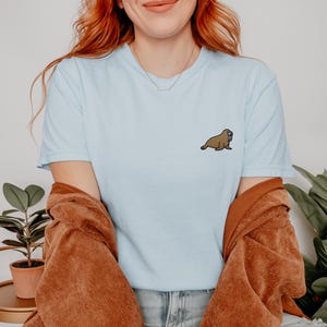 Camiseta unisex con bordado de morsa para amantes de las morsas. Algodón suave, animal ártico. Camiseta con bordado de morsa. Regalo. Mamífero marino. Ropa para morsas.
