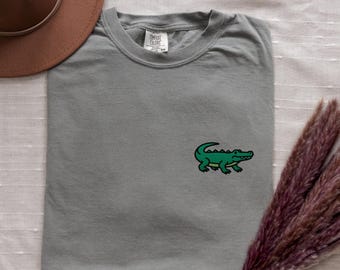 Camiseta bordada de cocodrilo, linda camiseta con bordado de caimán, camiseta minimalista de reptil, camiseta de cocodrilo para amantes de la naturaleza, regalo de caimán.