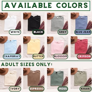 Op de afbeelding: Een tabel met de beschikbare kleuren voor een T-shirt. De kleuren zijn: wit, zwart, grijs, jeansblauw, Chambray, boter, bloesem, karmijnrood, ivoor, espresso, mos en kaki. De tekst "AVAILABLE COLORS" en "ADULT SIZES ONLY" is ook te zien.