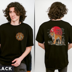 Op de afbeelding: Zwart T-shirt met een tijgerprint op de voorkant en een tijgerprint met een rode zon en bamboe op de achterkant.