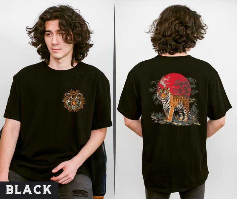 Op de afbeelding: Zwart T-shirt met een tijgerprint op de voorkant en een tijgerprint met een rode zon en bamboe op de achterkant.