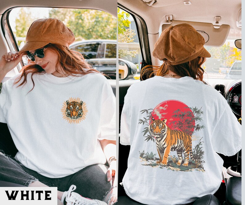 Op de afbeelding: Wit T-shirt met een tijgergezicht-print op de voorkant en een tijger in een bamboebos-print op de achterkant.