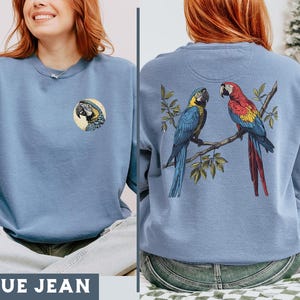 Vintage Style Parrot Sweatshirt, Colorful Macaw Bird Design, Parrot Graphic Pullover, Animal Macaw Lover Gift, Cozy Parrot Crewneck Sweater
