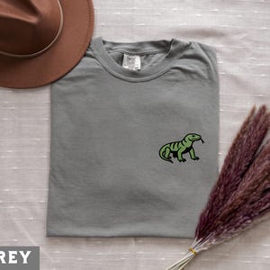 Embroidered Komodo Dragon T-Shirt Reptile Embroidery Shirt Minimalist Lizard Tee Unique Animal Shirt for Herpetology Fans Reptile Gift Idea