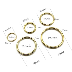 Puede incluir: Surtido de llaveros de metal de color dorado en varios tamaños. Los llaveros miden 1,3 cm, 12,5 cm, 15,9 cm, 20,9 cm, 25,3 cm y 30,3 cm de diámetro.