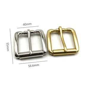 以下が含まれることがあります： 銀と金の2つの金属製のベルトバックル。サイズは5.66cm x 4cmです。