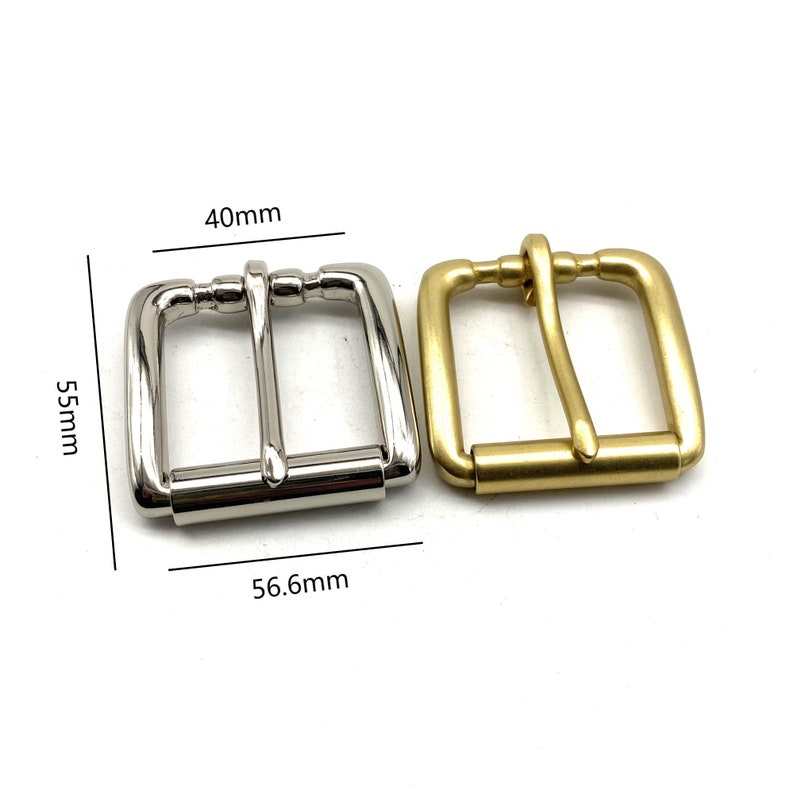 以下が含まれることがあります： 銀と金の2つの金属製のベルトバックル。サイズは5.66cm x 4cmです。