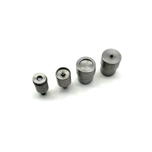 Könnte beinhalten: Fünf Metall-Druckknöpfe in verschiedenen Größen. Die Druckknöpfe sind silberfarben und haben eine runde Form.