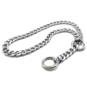 Op de afbeelding: Een zilveren hondenketting met twee zilveren D-ringen.