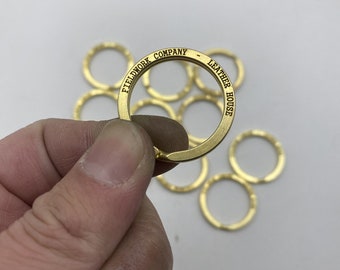 Llavero de latón de 28 mm con logotipo de texto personalizado, regalo personalizado, llavero de cuero