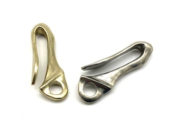 Pode incluir: Dois ganchos de metal para chaves. Um é de cor dourada brilhante e o outro é prateado. Ambos têm uma forma de gancho curvo com uma abertura circular na base. Os ganchos são projetados para serem fixados a chaveiros ou outros itens.