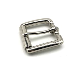 以下が含まれることがあります： 滑らかな仕上げの銀色の金属製のバックル。バックルは角が丸みを帯びた長方形で、シングルプローブです。