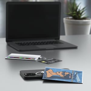 Stilvoller Kartenhalter aus Saffiano Leder für Reiseliebhaber - Perfektes Geschenk für Geburtstage, Promotionen oder Jetsetter!
