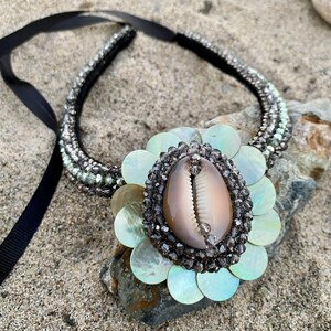 Statement ketting kaurischelp_Parelmoer slabbetje_Boheemse strandsieraden_Boho zomer bruiloft sieraden_Unieke handgemaakte ketting
