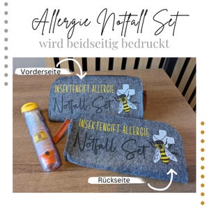 Könnte beinhalten: Eine graue Filztasche mit Reißverschluss und einem gelben Bienendesign. Die Tasche ist auf beiden Seiten mit "INSEKTENGIFT ALLERGIE Notfall Set" beschriftet. Die Tasche ist ideal für die Aufbewahrung von Allergiemedikamenten.