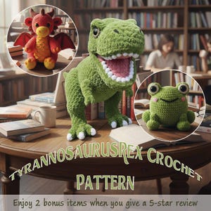 Könnte beinhalten: Ein grüner gehäkelter Tyrannosaurus Rex mit offenem Maul, weißen Zähnen und rosa Innenraum. Ein roter gehäkelter Drache und ein grüner gehäkelter Frosch sind ebenfalls abgebildet. Der Text "TYRANNOSAURUSREX CROCHET PATTERN" wird angezeigt.