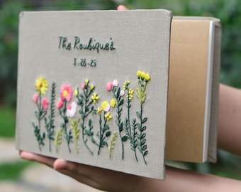 Libro de firmas de boda bordado a mano, libro de firmas floral personalizado, libro de recuerdos de lino personalizado, regalo de boda único hecho a mano.