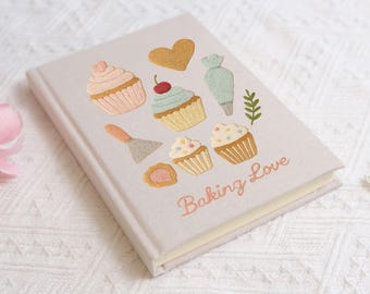 刺繍入りカバー付きベーキングラバージャーナル - パーソナライズされたレシピブック、ベーカリー愛好家へのカスタムクックブックギフト、手作りキッチンノート