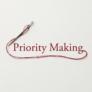 Puede incluir: Una aguja de coser plateada con un solo hilo rojo que se enrosca para formar el texto Priority Making en una fuente serif de color rojo oscuro. El hilo crea una línea continua que subraya y enmarca las palabras sobre un fondo blanco.